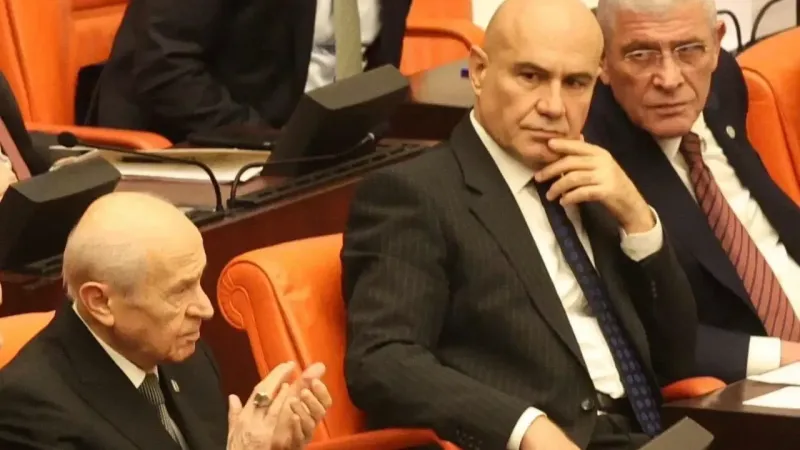 Sosyal medya bu fotoğrafı konuşuyor! Tarihe not düşüldü! Bahçeli, DEM Parti'yi alkışladı, İyi Parti bakakaldı!