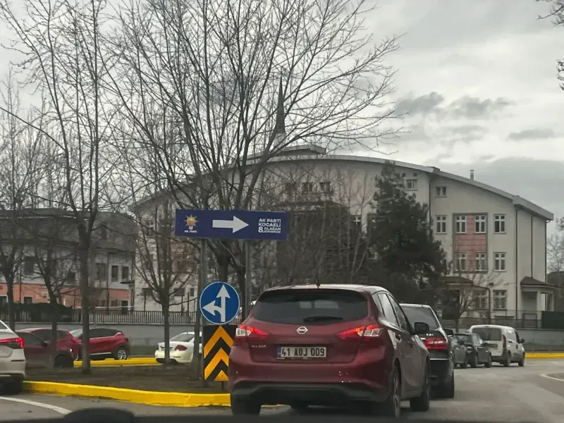 AKP, Yahya Kaptan’ı yön tabelasıyla donattı