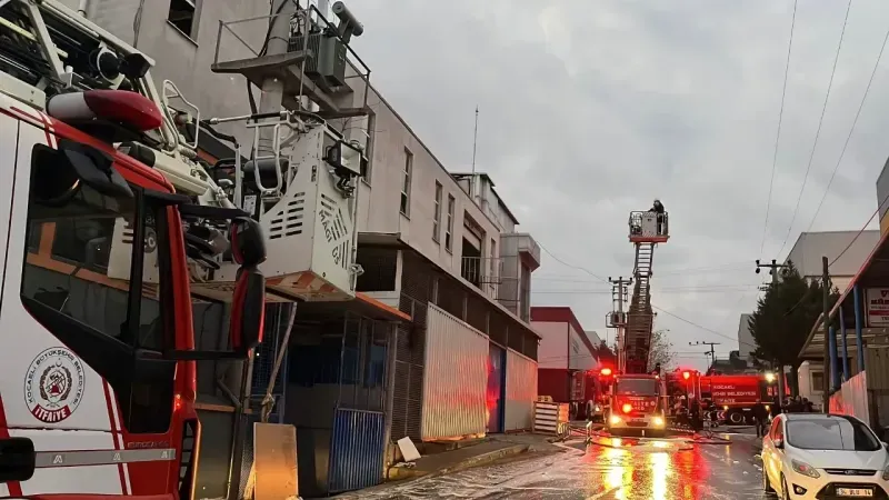 Kocaeli'de imalathanede korkutan yangın