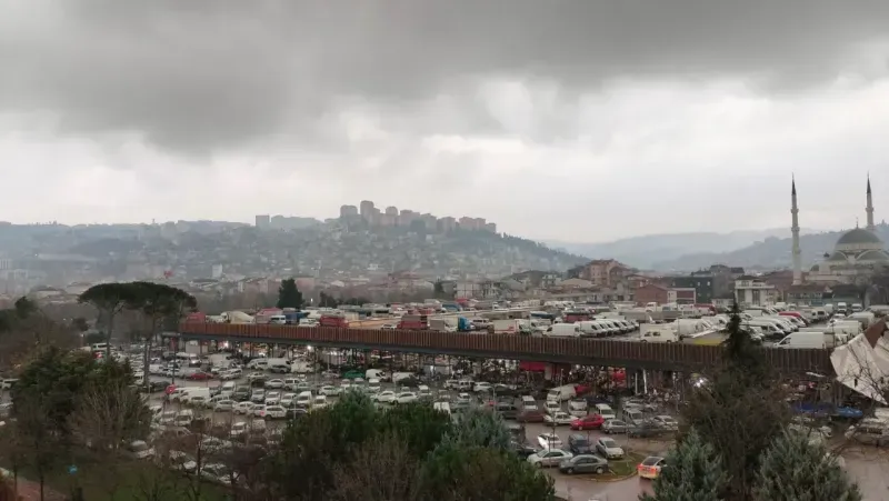 Perşembe pazarına gidecekler dikkat, bu fotoğraf, saat 09.00’da çekildi!