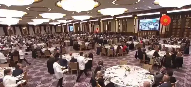 Erdoğan, ziyafet çektiği emeklilere onları enflasyona ezdirmediğini anlattı!