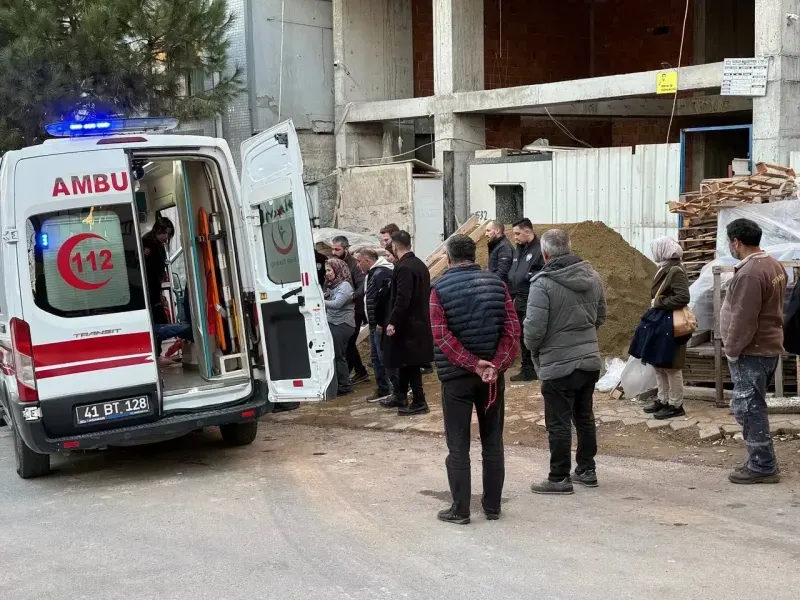 Kocaeli'de dengesini kaybeden kadın inşaattan düştü