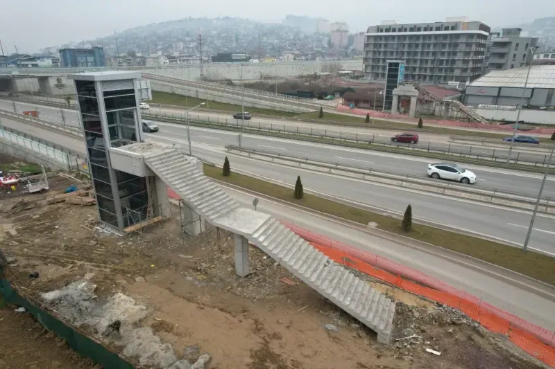 İzmit’teki üst geçit neredeyse bitti!