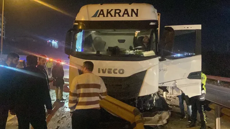 Kocaeli'de tır, otomobil ile kamyonete çarptı! Yaralılar var...