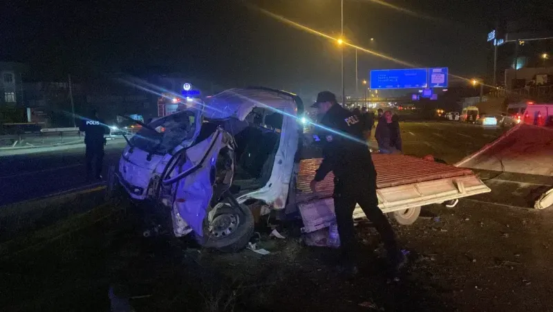 Kocaeli'de tır, otomobil ile kamyonete çarptı! Yaralılar var...