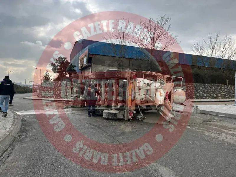 Gebze'de beton mikseri devrildi!