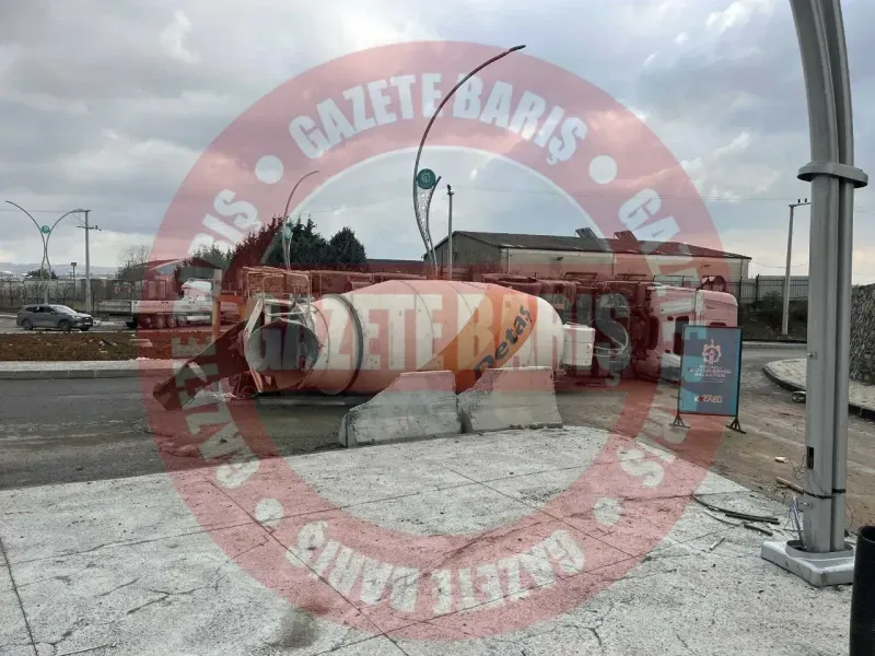 Gebze'de beton mikseri devrildi!