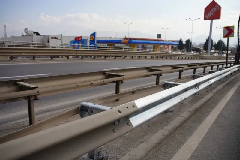 Kocaeli'de hasarlı bariyerler yeniliyor