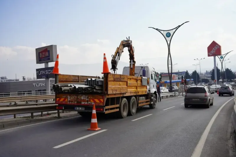 Kocaeli'de hasarlı bariyerler yeniliyor