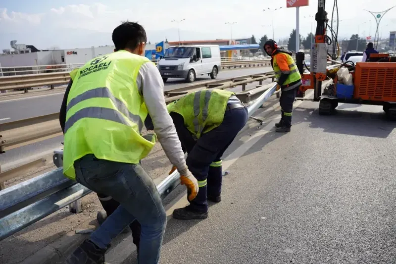 Kocaeli'de hasarlı bariyerler yeniliyor