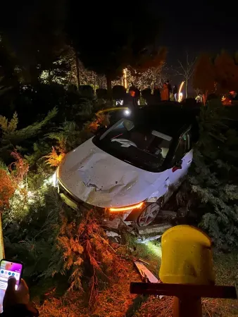 Kocaeli'de alkollü sürücü, park halindeki araçların üzerinden uçtu!