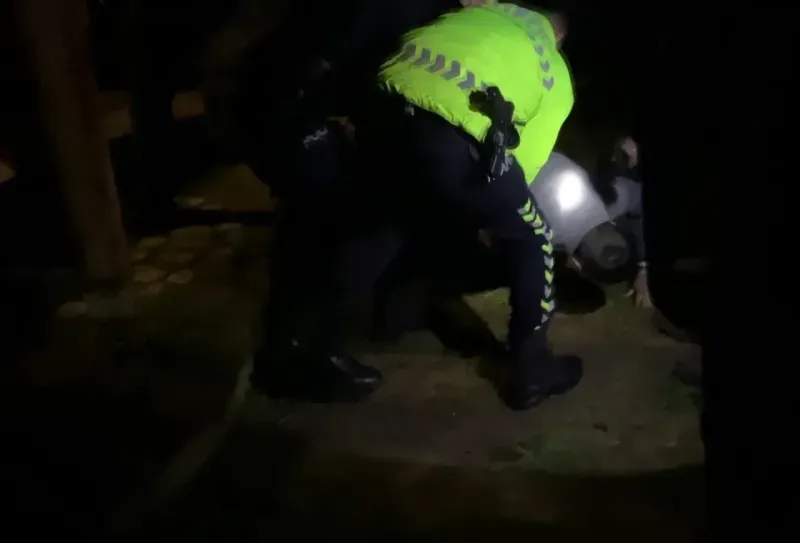 Kocaeli'de alkollü sürücü, park halindeki araçların üzerinden uçtu!