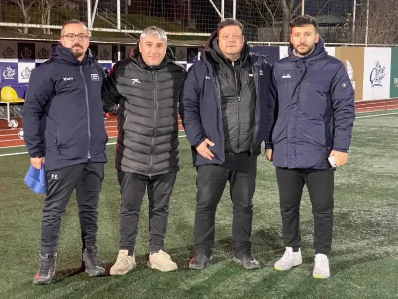 Yeşil sahada şiddet bitmiyor: Futbolcular tribüne saldırdı!