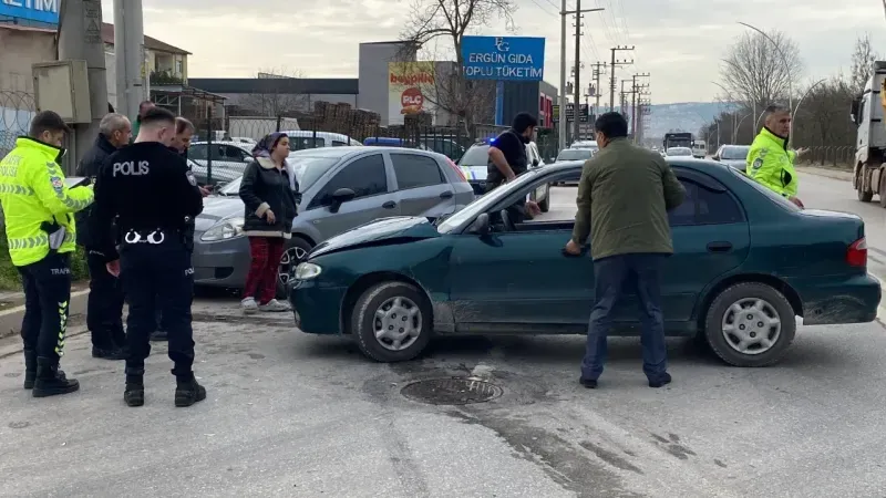 Kocaeli'de 2 otomobil çarpıştı!