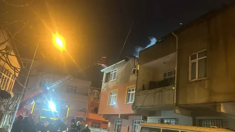 Kocaeli’de korkutan yangın: Çatı yangını yan binaya sıçradı