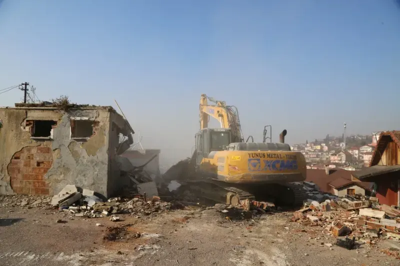 Cedit’te kentsel dönüşüm devam ediyor: 7 bina daha yıkıldı