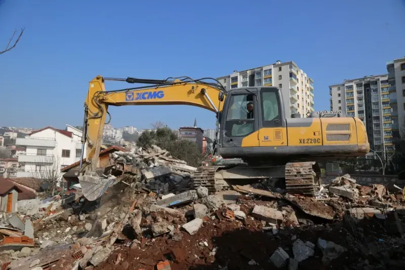 Cedit’te kentsel dönüşüm devam ediyor: 7 bina daha yıkıldı