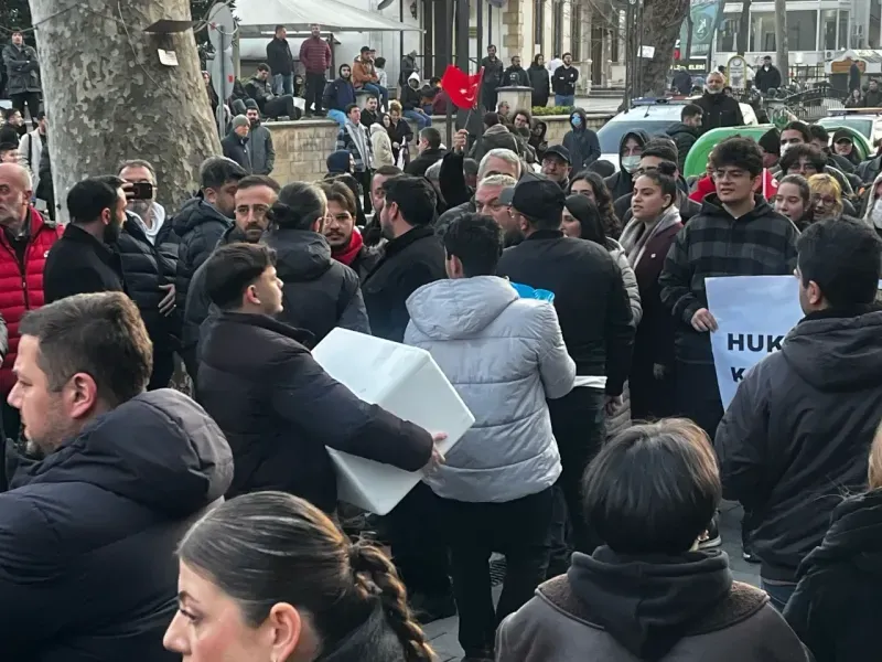 İzmit Belediyesi’nden İmamoğlu için direnen gençlere yemek