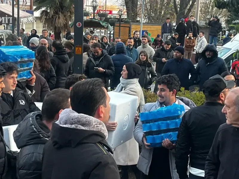 İzmit Belediyesi’nden İmamoğlu için direnen gençlere yemek