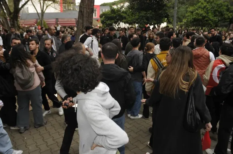 GTÜ’de bayrak asma tartışması yaşandı