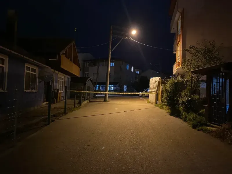 Derince’de bir kişi boynundan bıçaklanarak ağır yaralandı