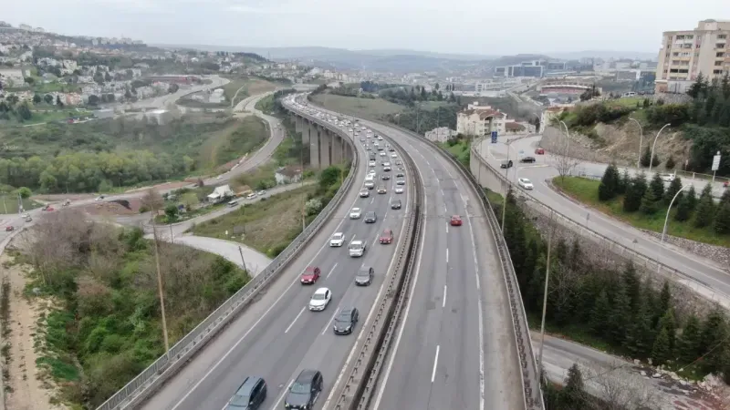 TEM Kocaeli geçişinde bayram dönüşü trafiği!