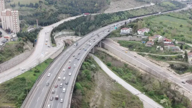 TEM Kocaeli geçişinde bayram dönüşü trafiği!