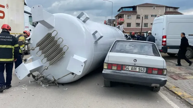 Kocaeli'de gaz tankeri yola devrildi!