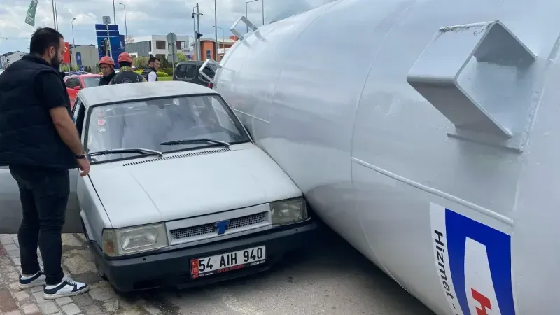 Kocaeli'de gaz tankeri yola devrildi!