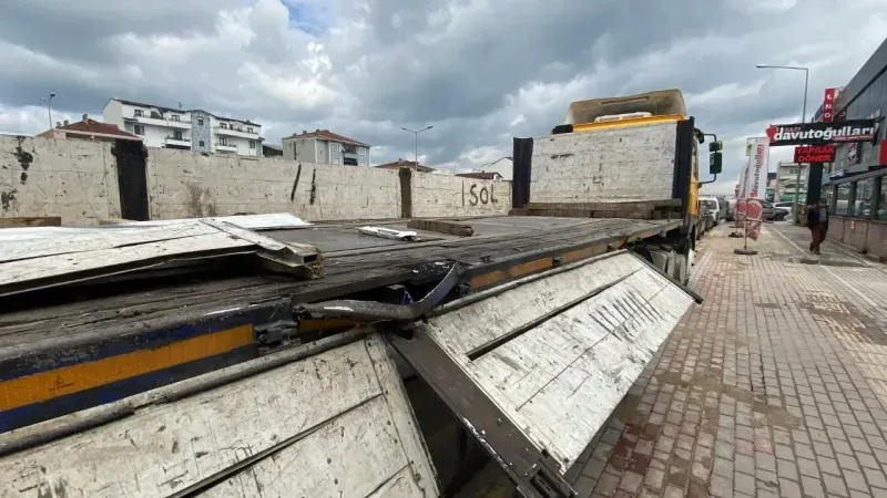 Kocaeli'de gaz tankeri yola devrildi!
