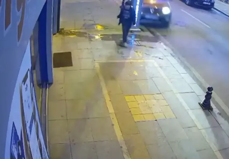 İzmit çarşıda alkollü sürücü kaldırımda yürüyen çocuğu ezdi! Korkunç kaza kamerada